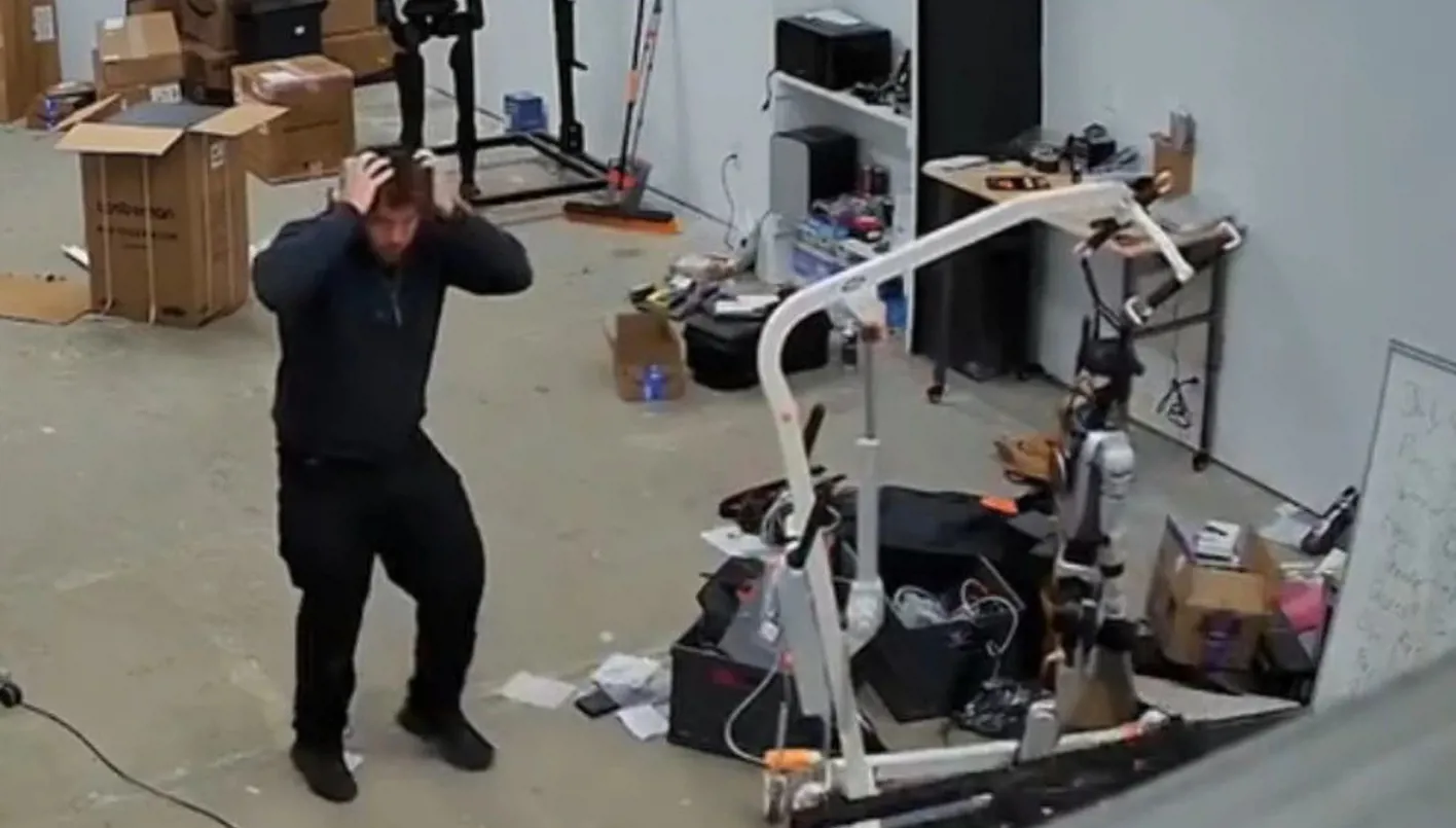 روبوت مقاتل يجنّ في مختبر أميركي… وملايين يتساءلون: هل بدأ تمرد الآلات؟