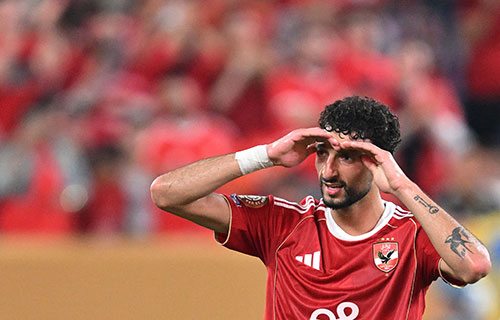 وسام أبو علي يودّع جماهير الأهلي بعلم فلسطين والنسر وعلامة النصر