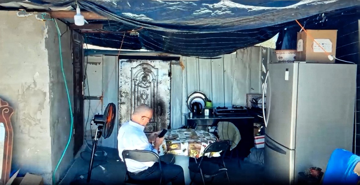 حين تتحول الحافلة إلى مأوى.. سبعيني من مخيم طولكرم يواجه النزوح بكرامة-الحياة الجديدة