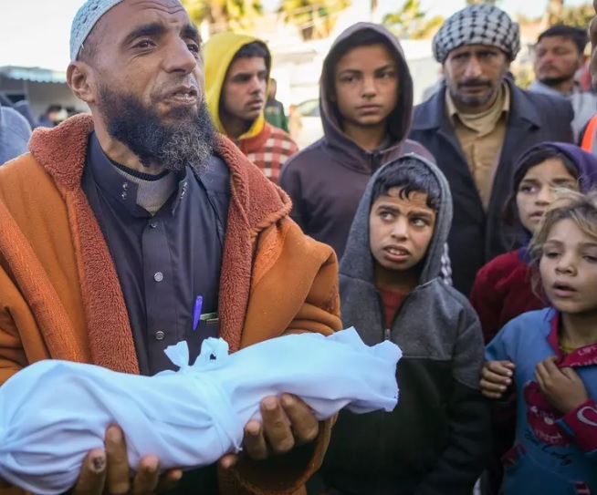 وفاة رضيع نتيجة سوء التغذية والمجاعة في قطاع غزة-الحياة الجديدة