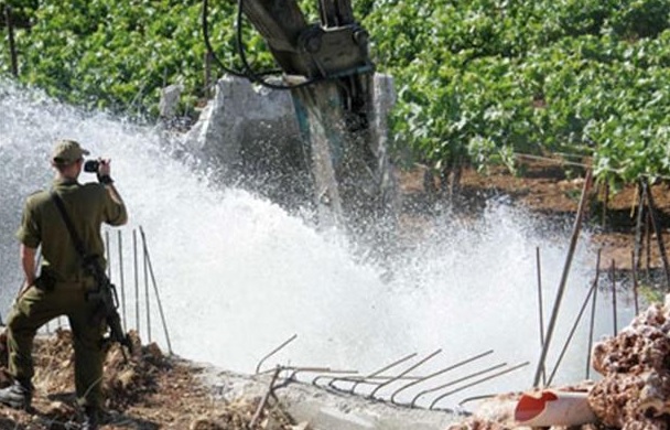 عنف وإرهاب المستعمرين يتصدر المشهد في حرمان الفلسطينيين من مصادر المياه-الحياة الجديدة