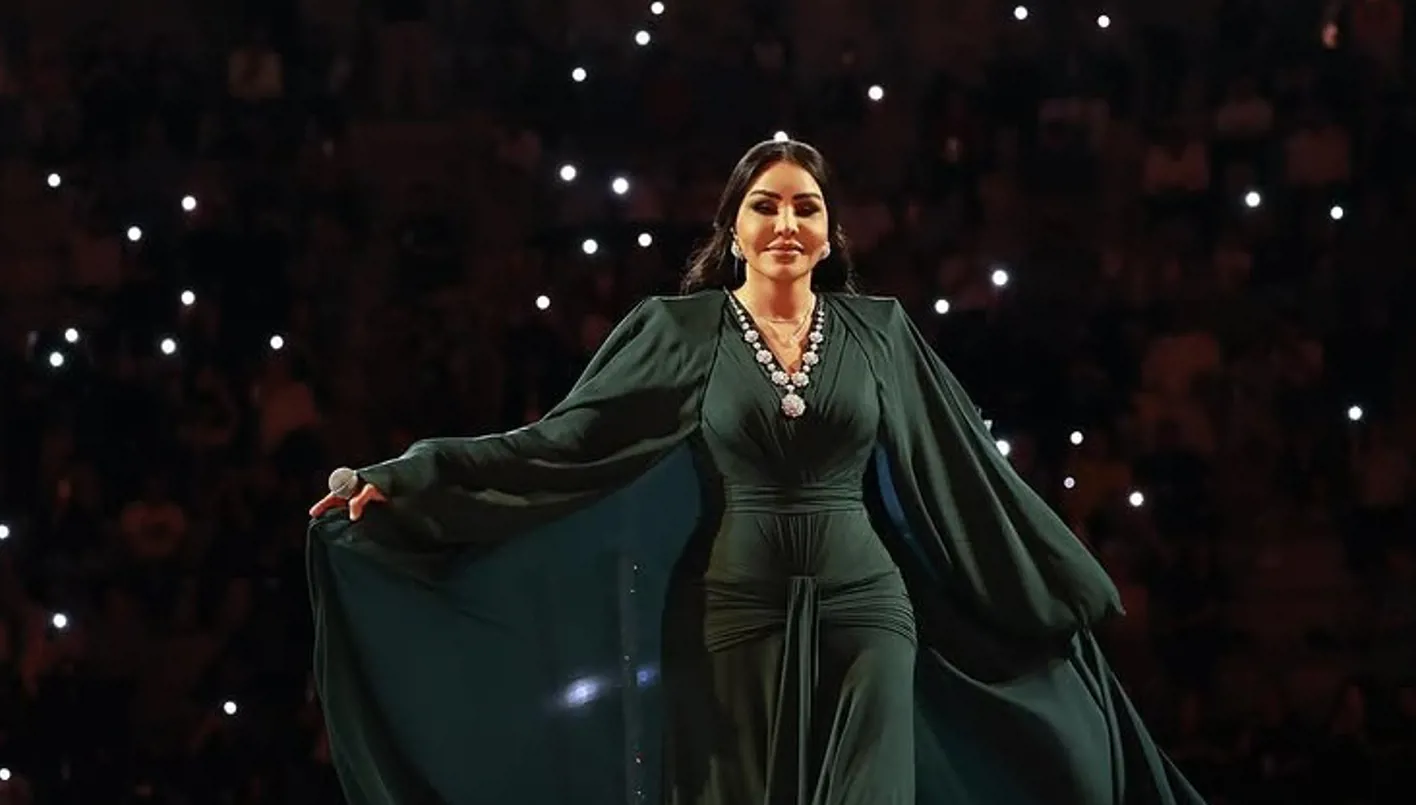 احلام الشامسي بفستان الملكة المونوكروميّ على مسرح جرش