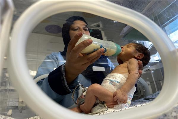 حكومة غزة تحذر من وفاة 100 ألف طفل حال عدم دخول حليب الاطفال فورًا