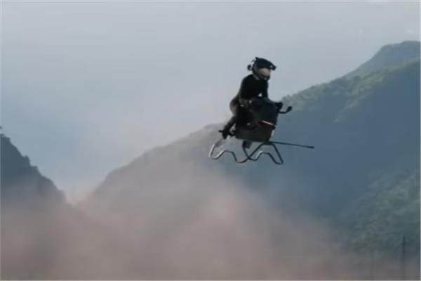 مستوحاة من حرب النجوم| دراجة طائرة تنطلق بسرعة تتجاوز 60 ميلاً في الساعة