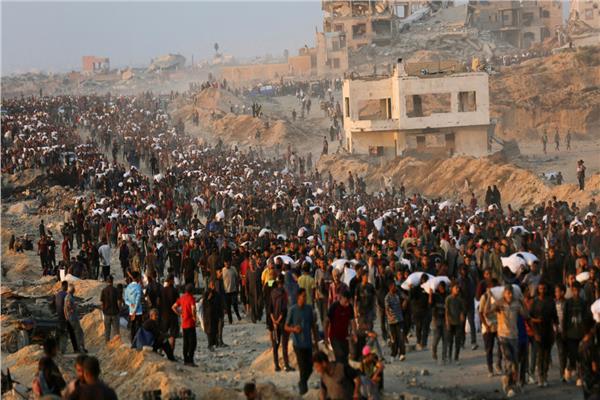 استشهاد 10 فلسطينيين وإصابة آخرين جراء قصف خيام واستهداف منتظري المساعدات بغزة