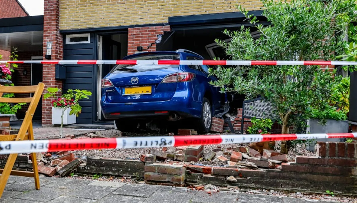 ابنة الـ11 عاماً تُخطئ بين دواسة الوقود والفرامل وتصطدم بمنزل