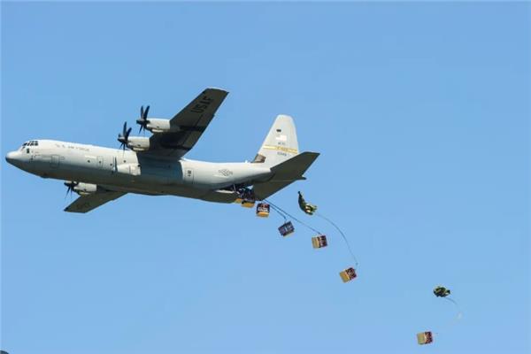 طائرات أردنية وإماراتية تُسقط مساعدات غذائية على غزة