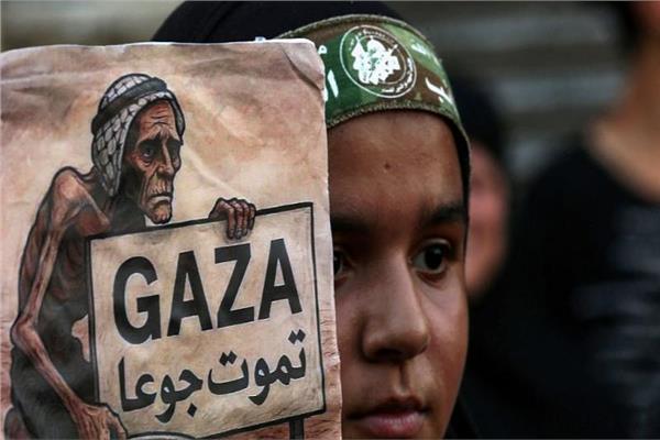 تحقيق| «35 دولارًا من أجل الخبز» و«أجنّة ميتة».. روايات من جريمة «القتل جوعًا» في غزة