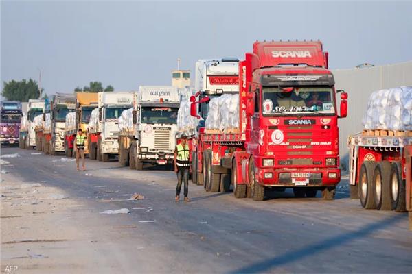 إدخال شاحنات مساعدات إنسانية إلى معبر كرم أبو سالم تمهيدا لنقلها لغزة