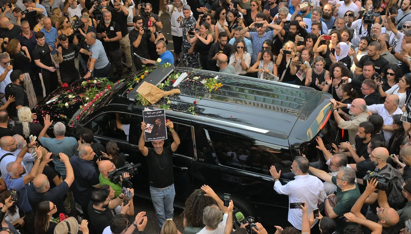 بالدموع ونثر الزهور… رحلة زياد الرحباني الأخيرة من شارع الحمراء إلى بكفيا (صور وفيديو)
