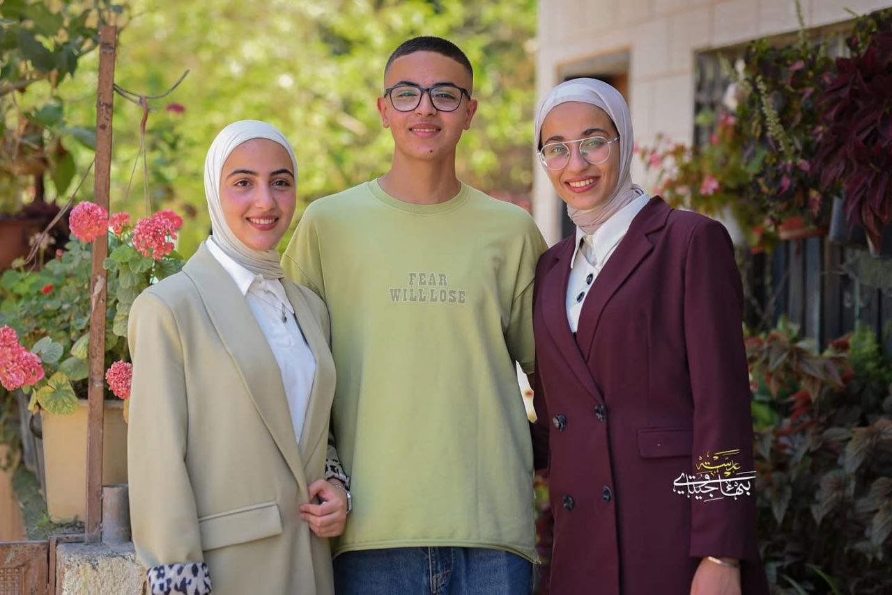 ثلاثة توائم من مخيم نورشمس يتفوقون في “التوجيهي” رغم العدوان الاحتلالي-الحياة الجديدة