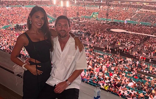 ميسي وزوجته يلفتان الأنظار
في حفل موسيقي بميامي