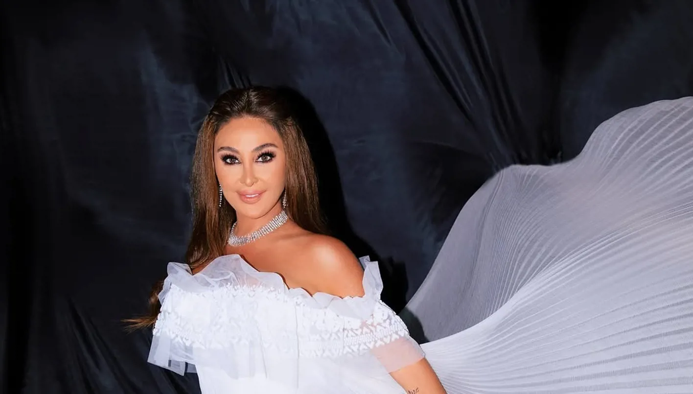 إليسا تتألّق بفستان أبيض حالم في أعياد بيروت… وديو مفاجئ مع كارول سماحة (صور وفيديو)