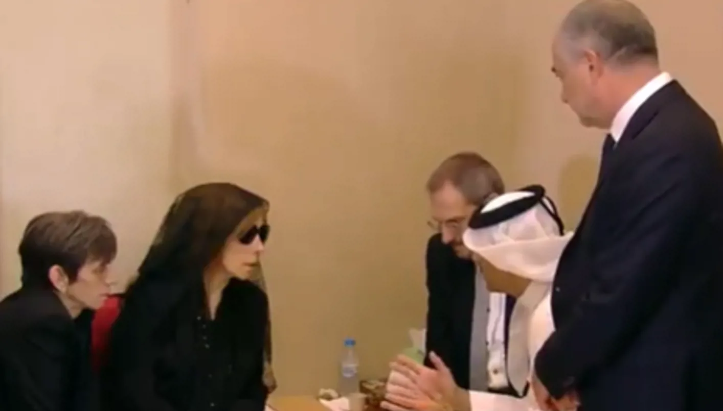 بالفيديو- وزير الثقافة القطري يُعزّي السيدة فيروز