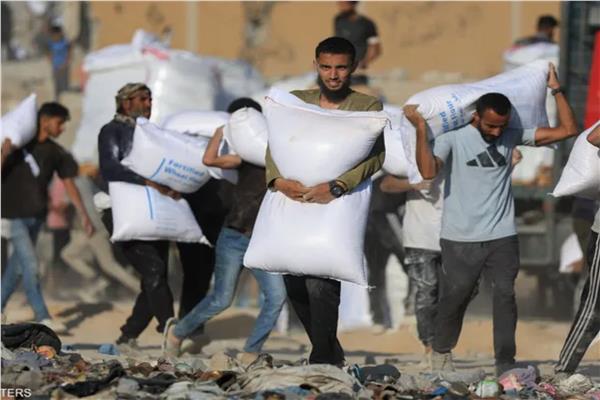 استشهاد فلسطيني وإصابة آخرين بقصف إسرائيلي خلال انتظار المساعدات شمال غزة