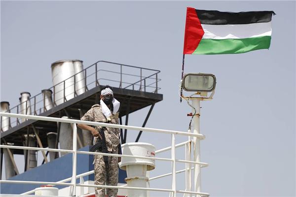«الحوثي» يهدد باستهداف السفن التجارية المتجهة إلى الموانئ الإسرائيلية