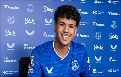 إيفرتون يعزز دفاعاته بالموهبة المغربية “آزنو”