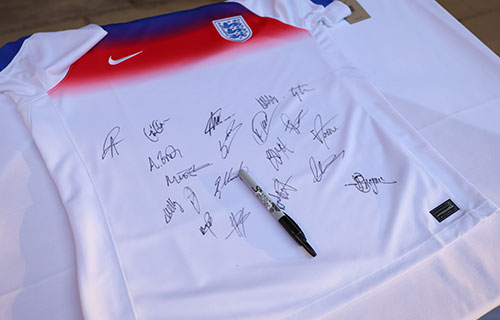 قميص منتخب إنكلترا يُسجل مبيعات ضخمة بعد تتويجه بـ “يورو 2025” للسيدات