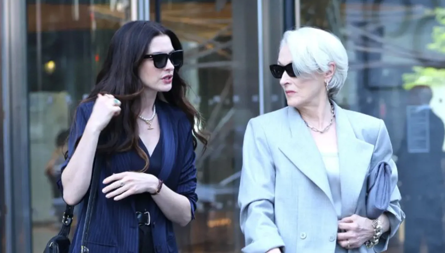 البدلة الرسمية تتصدر إطلالات آن هاثاواي وميريل ستريب في The Devil wears Prada 2 (صور)