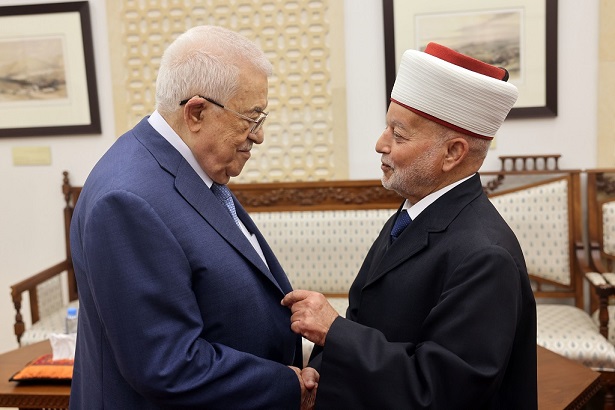 الرئيس يستقبل مفتي القدس والديار الفلسطينية-الحياة الجديدة