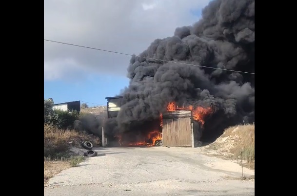 مستعمرون يحرقون ورشة لتصليح إطارات المركبات في بزاريا-الحياة الجديدة