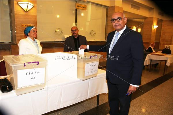 بالصور| سفير مصر بالسعودية والقنصل العام في جدة يدليان بصوتهما في انتخابات الشيوخ 
