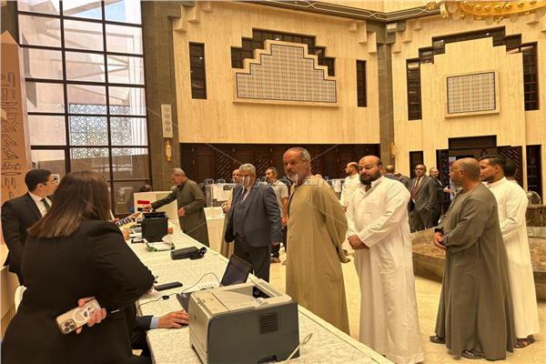 توافد المصريين إلى السفارة بالرياض والقنصلية بجدة لاختيار مرشحي الشيوخ 