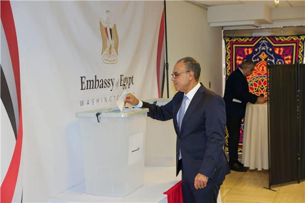 وزير الخارجية أول من يدلي بصوته في انتخابات مجلس الشيوخ بواشنطن| صور