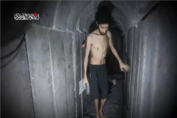 «إنهم يتعفنون تحت الأرض».. محتجز سابق يوجه رسالة لحكومة نتنياهو بعد فيديو حماس
