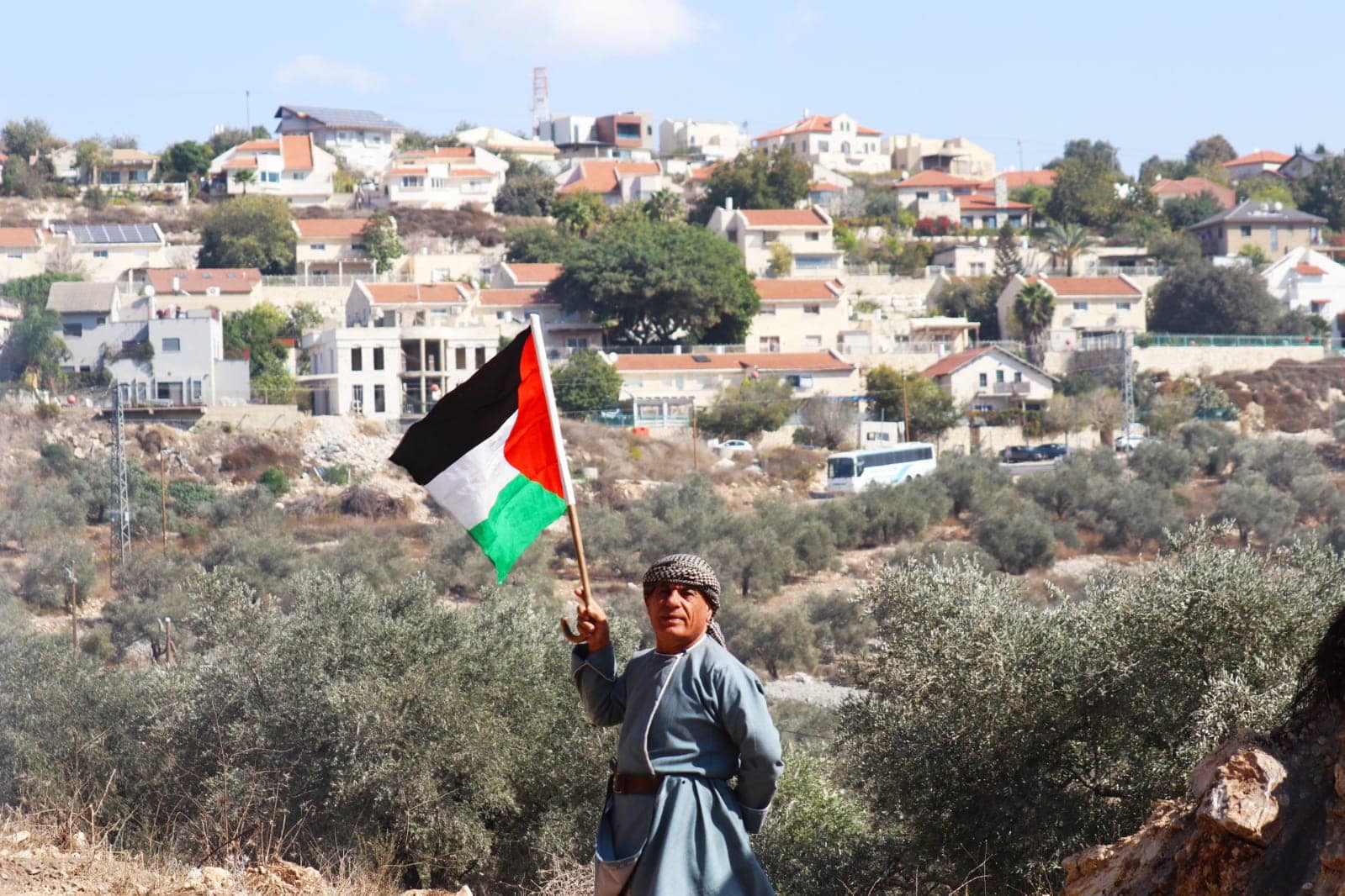 الزحف الاستعماري يخنق كفر قدوم ويلتهم أراضيها وزيتونها-الحياة الجديدة