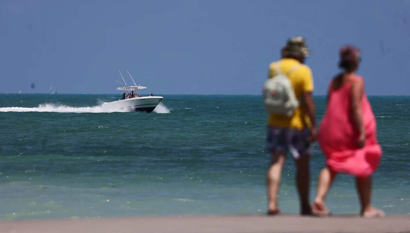 البحر يُفاجئ بحّاراً بصيد ثمين!