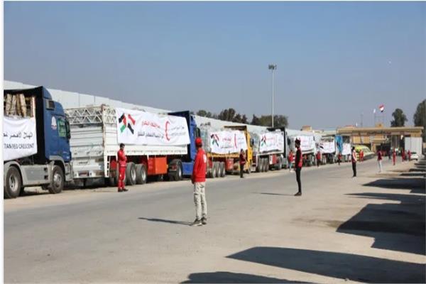 اصطفاف شاحنات المساعدات تمهيدا لتحركها من معبر رفح إلى قطاع غزة