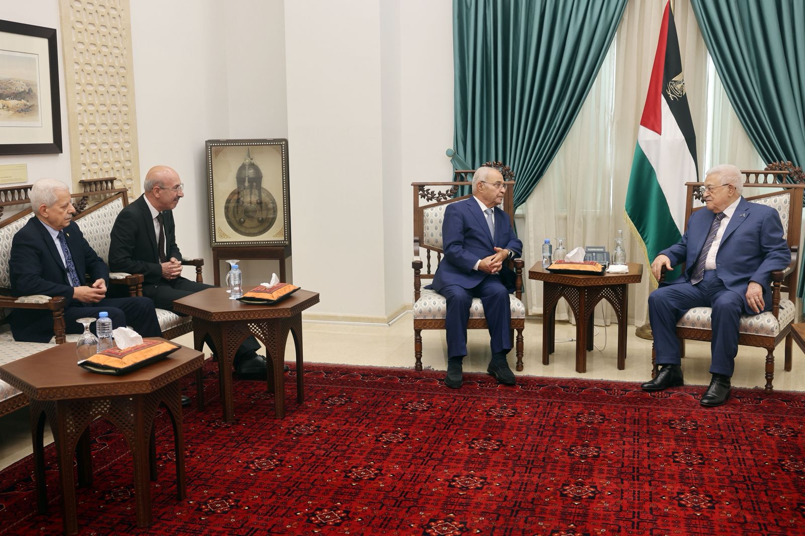 الرئيس يستقبل وفدا من مؤسسة ياسر عرفات-الحياة الجديدة