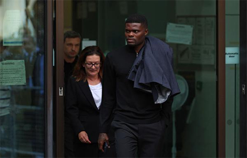 وصول توماس بارتي لاعب أرسنال السابق للمحكمة لمواجهة اتهامه بالاغتصاب