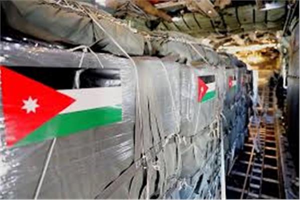 الأردن ينفذ إنزالًا جويًا جديدًا محملاً بـ35 طن مساعدات إنسانية إلى غزة