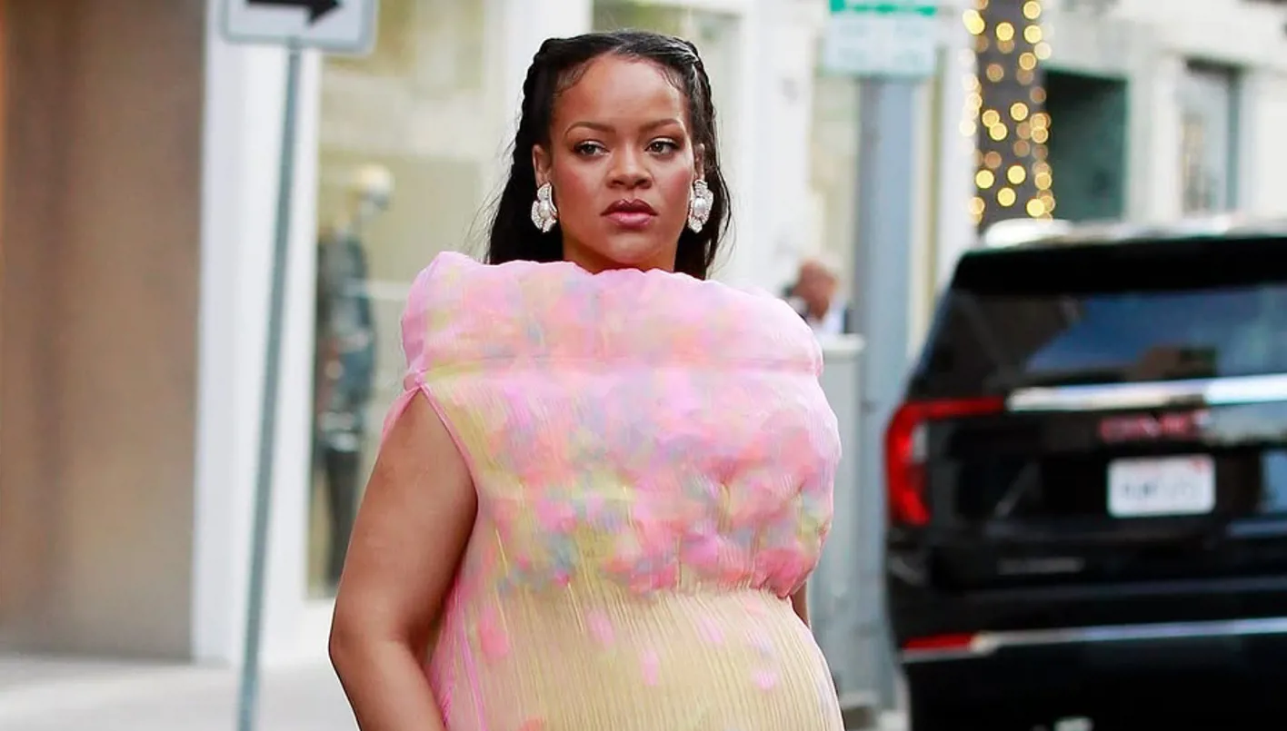 ريهانا تخطف الأنظار بإطلالة حمل جديدة… أسلوب الأم الجريئة (صور)