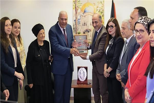 مندوب فلسطين بالجامعة العربية يُكرّم مساعد وزير الخارجية على دوره في دعم القضية