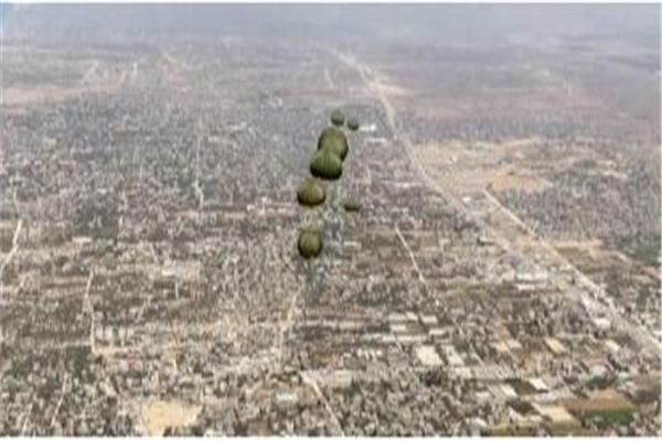 الإمارات تنفذ عملية الإسقاط الجوي 63 للمساعدات على غزة