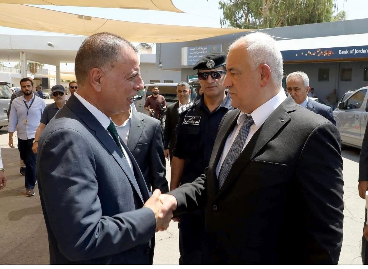 وزير الداخلية ونظيره الأردني يبحثان آليات تحسين ظروف سفر المواطنين عبر جسر الملك حسين-الحياة الجديدة
