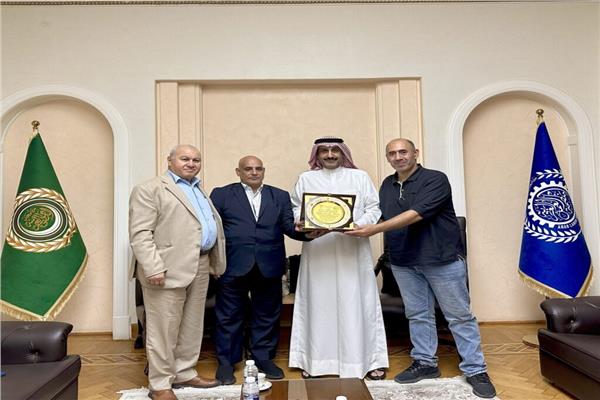 تكريم فايز المطيري تقديرًا لدعمه عضوية فلسطين في «العمل الدولية»