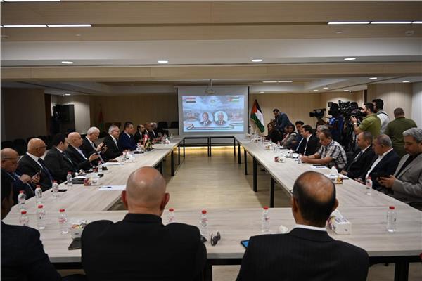 سفير فلسطين يطلع وفدًا من البرلمانيين ورؤساء الأحزاب المصرية على الحراك السياسي