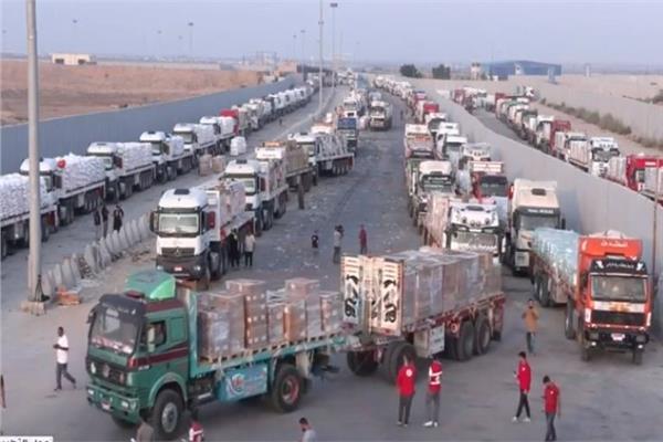 قافلة المساعدات الإنسانية الـ11 تدخل إلى الفلسطينيين بقطاع غزة