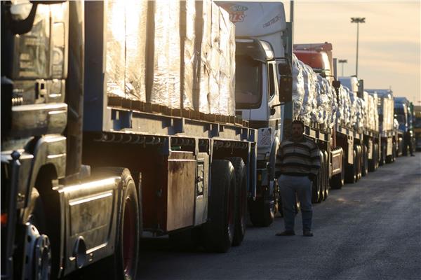 حكومة غزة: 95 شاحنة مساعدات فقط دخلت القطاع أمس السبت