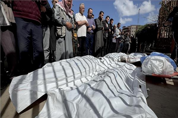 استشهاد 12 فلسطينيًا في قصف الاحتلال خان يونس ومدينة غزة