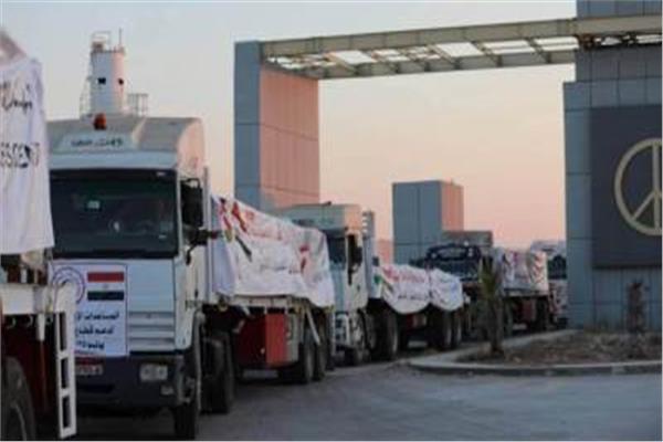 عبور 160 شاحنة مساعدات إغاثية عبر منفذ كرم أبو سالم إلى قطاع غزة