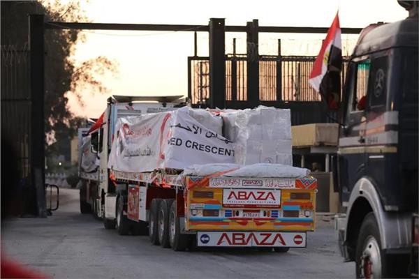 قافلة المساعدات الإنسانية الـ14 تتأهب لدخول قطاع غزة