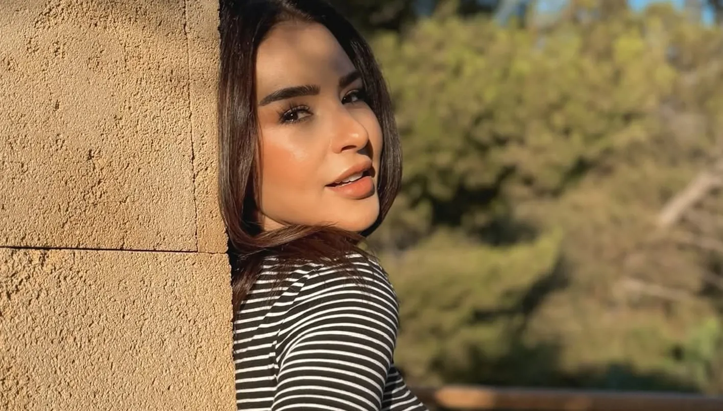 ماغي بو غصن بإطلالة شبابية على إنستغرام… موضة القميص المخطط (صور)