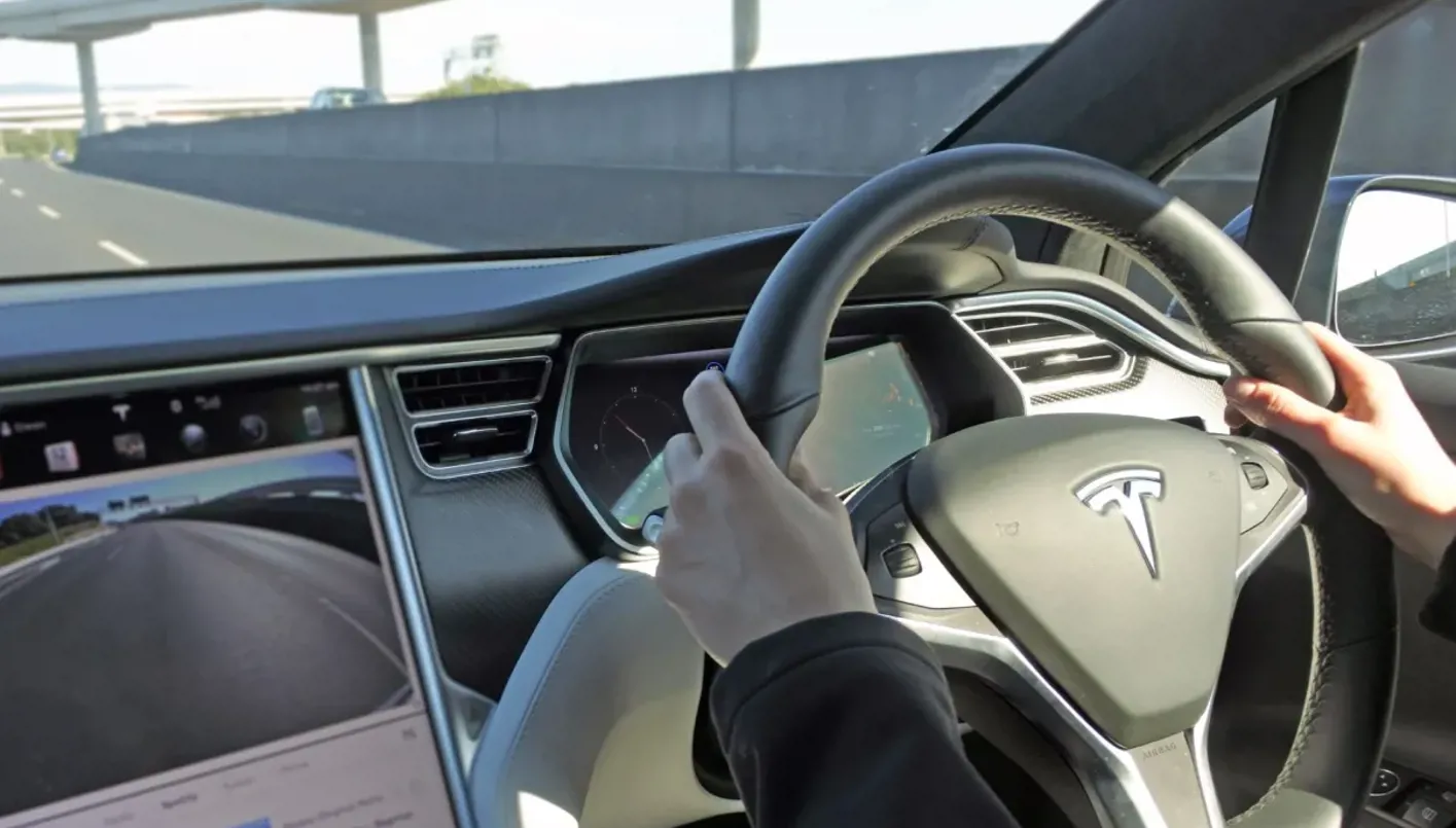 ‘تيسلا’ تبحث عن سائق لاختبار سيارات أجرة ذاتية القيادة