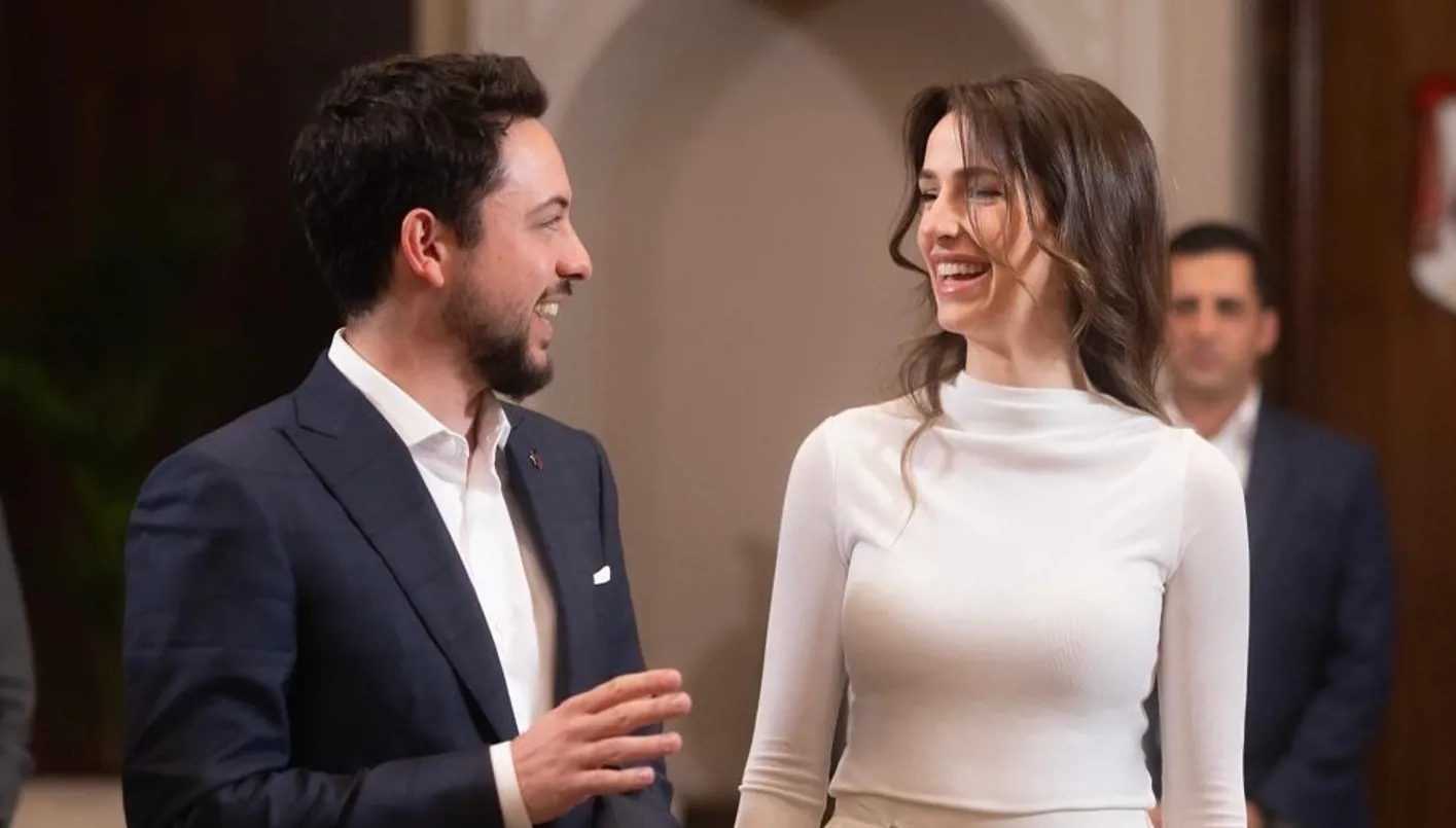 الأميرة رجوة الحسين تخطف الأنظار باللون الأبيض الراقي في أحدث ظهور مع الأمير الحسين (صور)