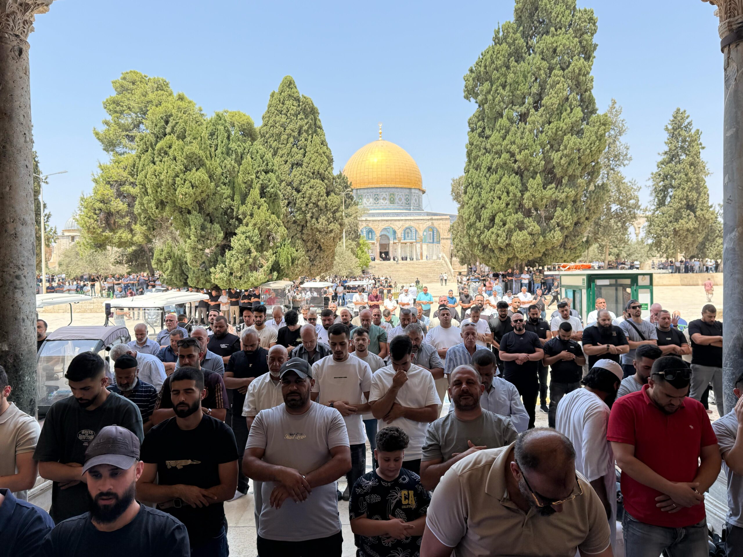 40 ألفا يؤدون الجمعة بالمسجد الأقصى-الحياة الجديدة